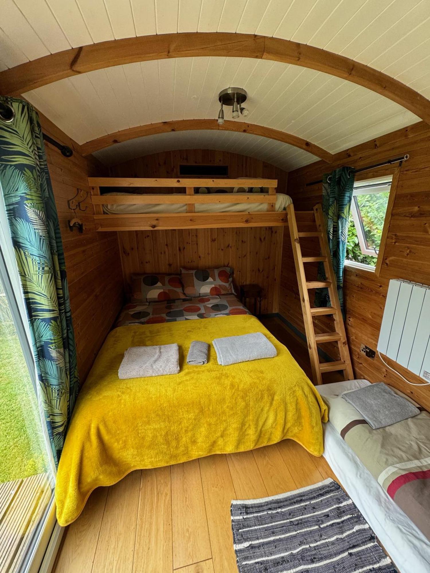 unique sheperds hut ensuite&kitchenette Clodock Extérieur photo