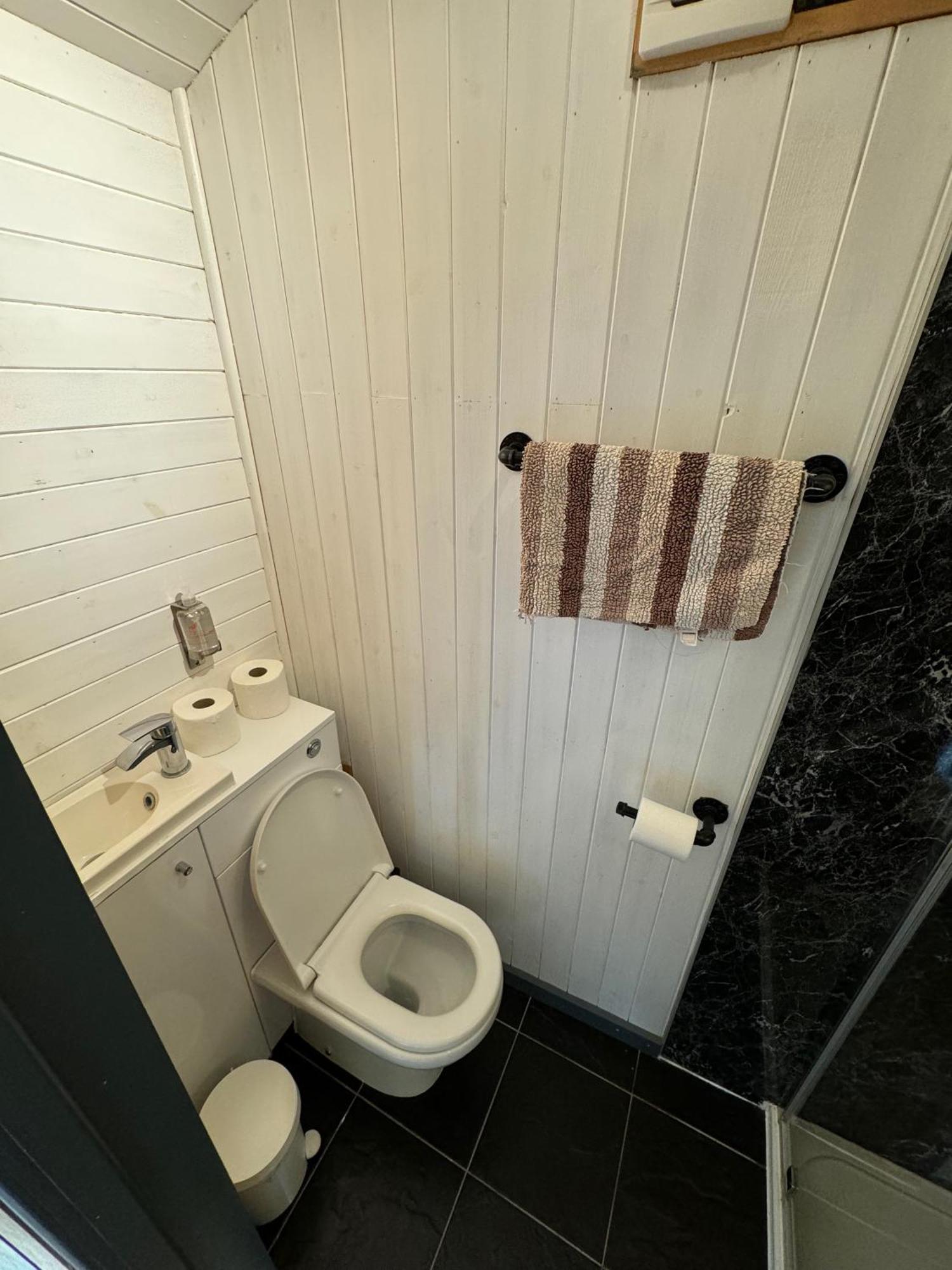 unique sheperds hut ensuite&kitchenette Clodock Extérieur photo
