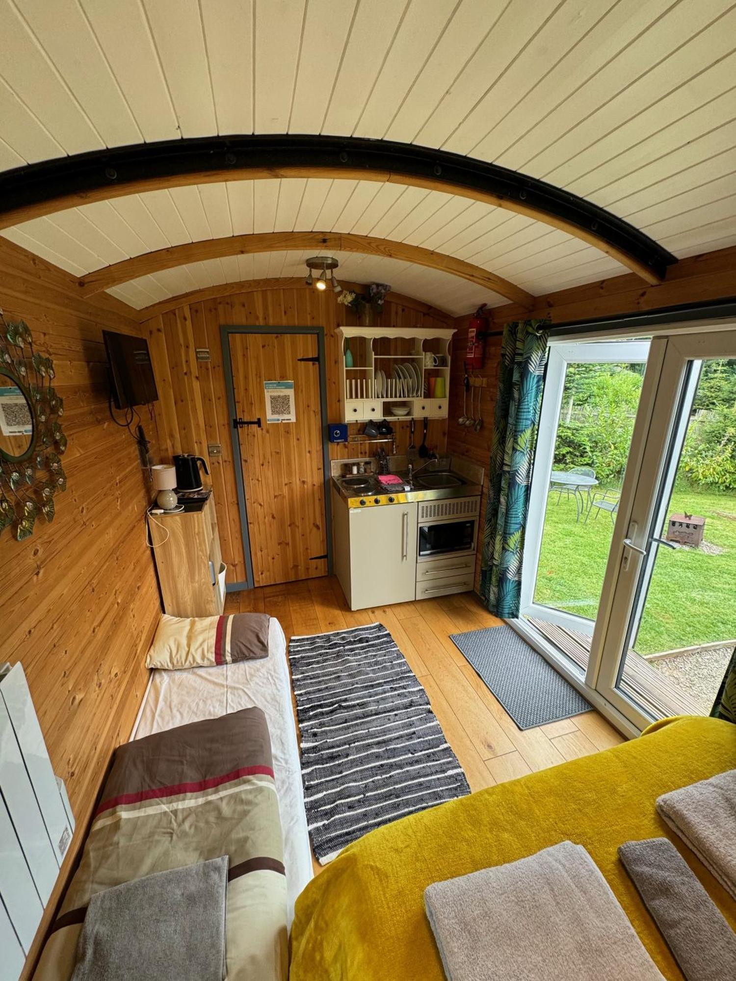 unique sheperds hut ensuite&kitchenette Clodock Extérieur photo
