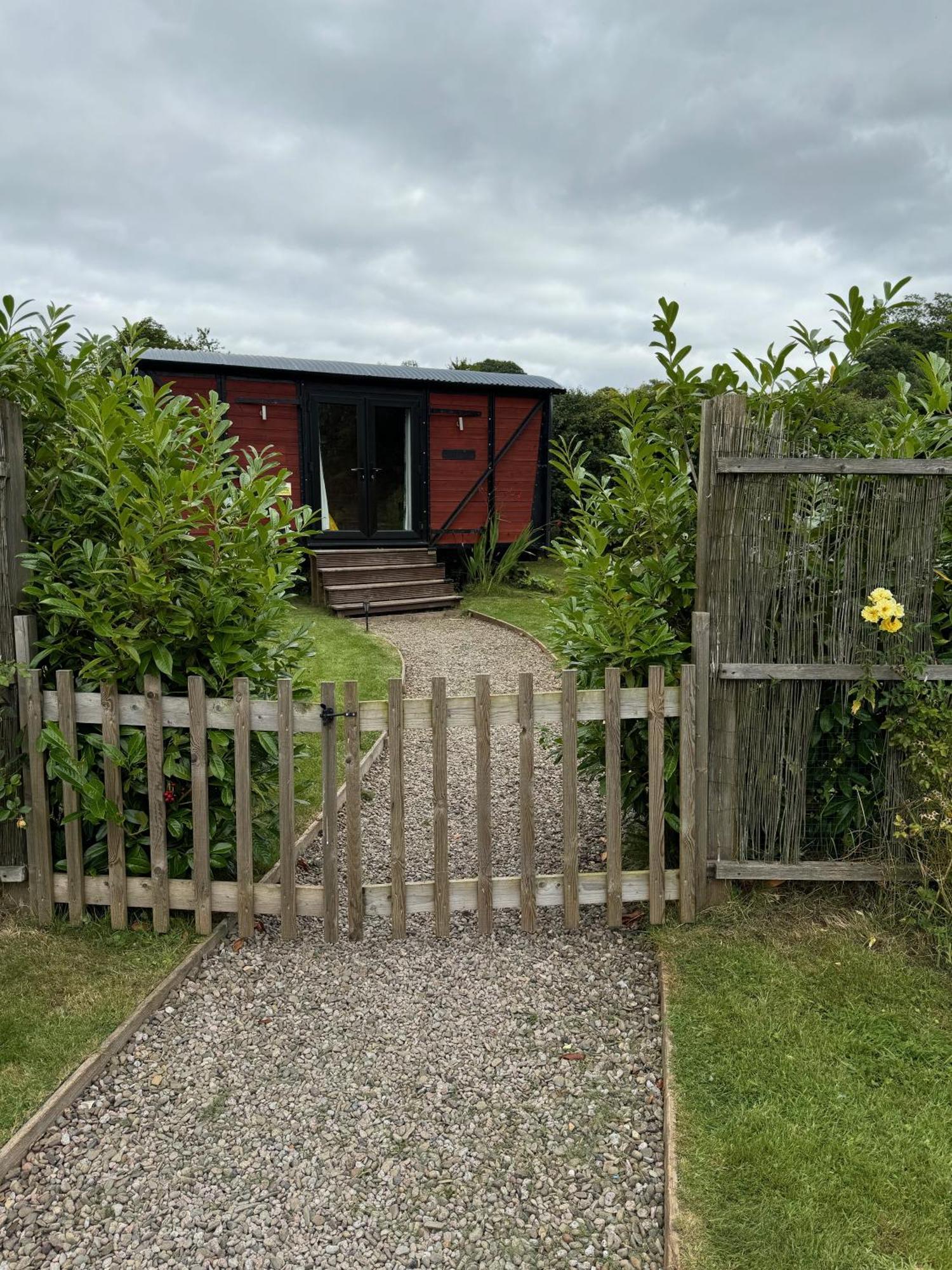 unique sheperds hut ensuite&kitchenette Clodock Extérieur photo